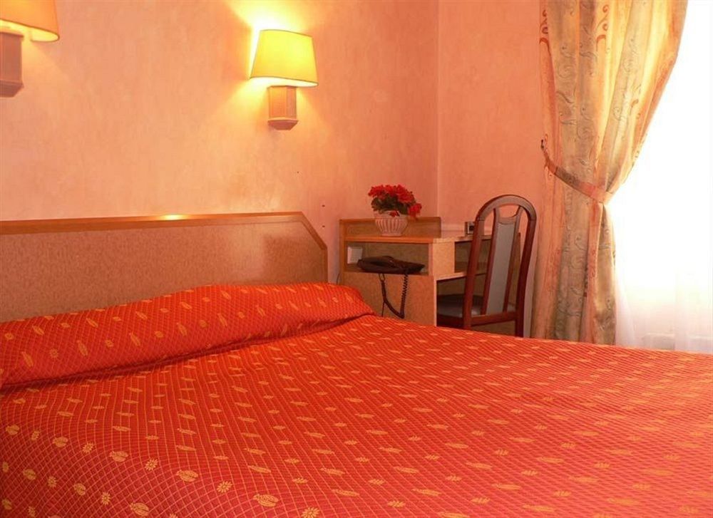 Hotel Leonard De Vinci 75011 Paříž Exteriér fotografie